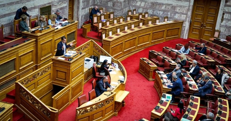 Αντιπολιτευτικό σφυροκόπημα στη Βουλή στον απόηχο της τραγωδίας στη Χίο
